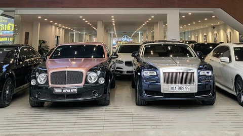 Bán Rolls-Royce cũ cho khách Việt: Nhiều người đổi bằng bất động sản, đồng hồ, kim cương- Ảnh 1. Những chiếc xe siêu sang nằm trong showroom xe đã qua sử dụng tại Long Biên, Hà Nội - Ảnh: NVCC