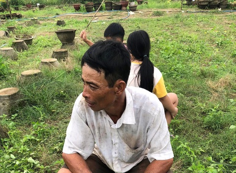 Ấm lòng cuộc giải cứu hoa Tết cho người nông dân bị bom hàng- Ảnh 5. Dù bán hết hoa, khuôn mặt ông Thịnh vẫn còn rất mệt mỏi sau nhiều ngày mất ăn mất ngủ - Ảnh: N.M.