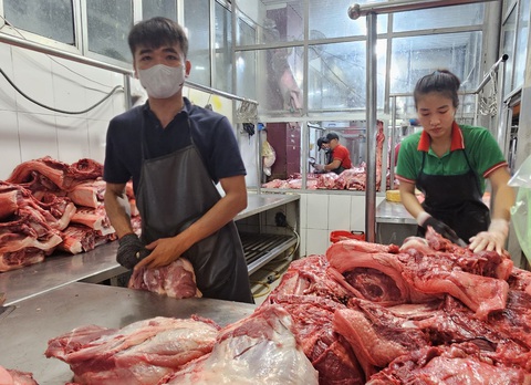 29 Tết: thịt heo về chợ dồn dập, giá ba rọi và sườn non tăng mạnh- Ảnh 2. Một số loại thịt pha lóc như ba rọi rút sườn, sườn non bán ra tại chợ đầu mối ngày 29 Tết đã tăng mạnh so với các ngày trước đó - Ảnh: N.TRÍ