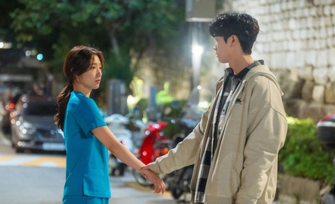 Park Shin Hye quay lại làm bác sĩ trong phim gây sốt Doctor Slump- Ảnh 3. Park Shin Hye một lần nữa làm bác sĩ trong Doctor Slump - Ảnh: Soompi