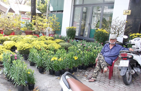 Người bán hoa Tết ở Quảng Ngãi: Mua giúp đi, xả lỗ rồi đừng trả nữa- Ảnh 3. Ông Ngân dù tuyển chọn hoa và mua số lượng không lớn nhưng chẳng bán được bao nhiêu, người đàn ông này chỉ muốn về nhà vì quá mệt mỏi - Ảnh: TRẦN MAI