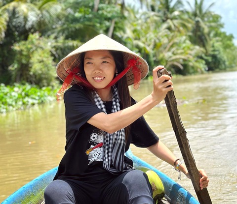 Huỳnh Như, 3 năm rồi không ăn Tết ở Việt Nam- Ảnh 3. Huỳnh Như duyên dáng với khăn rằn, nón lá Việt Nam - Ảnh: FBNV