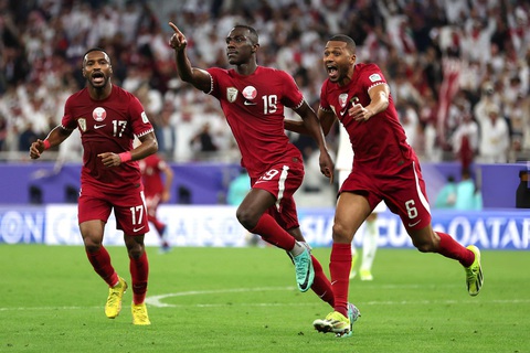 Thắng nghẹt thở Iran, Qatar lần thứ hai liên tiếp vào chung kết Asian Cup- Ảnh 5. Almoez Ali (số 19) hóa người hùng của Qatar với bàn ấn định tỉ số 3-2 - Ảnh: GETTY