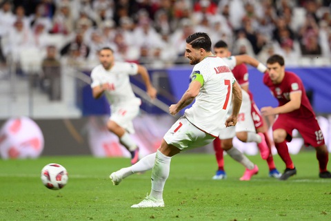 Thắng nghẹt thở Iran, Qatar lần thứ hai liên tiếp vào chung kết Asian Cup- Ảnh 4. Jahabakhsh sút phạt đền thành công giúp Iran gỡ hòa 2-2 - Ảnh: GETTY