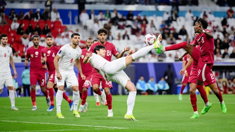Thắng nghẹt thở Iran, Qatar lần thứ hai liên tiếp vào chung kết Asian Cup- Ảnh 1. Sardar Azmoun móc bóng điệu nghệ giúp Iran mở tỉ số - Ảnh: GETTY