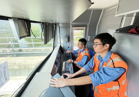 Tàu metro số 1 chạy thử nghiệm liên tục trong dịp Tết Nguyên đán 2024- Ảnh 1. Kỹ thuật viên lái tàu điện tuyến metro số 1 (Bến Thành - Suối Tiên) - Ảnh: CHÂU TUẤN