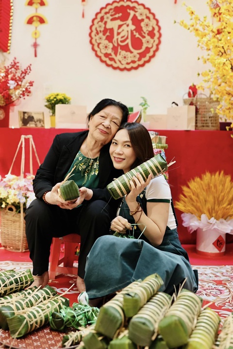 Mỹ Tâm tự tay gói bánh, làm mứt Tết, tự khẳng định một điều về bản thân- Ảnh 3. Mỹ Tâm cùng mẹ gói nhiều loại bánh đặc trưng ngày Tết. Tài gói bánh cực khéo đã được "chị đại Vpop" thể hiện qua nhiều mùa Tết.