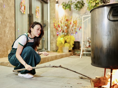 Mỹ Tâm tự tay gói bánh, làm mứt Tết, tự khẳng định một điều về bản thân- Ảnh 4. Nữ ca sĩ còn tự tay trông nồi nấu bánh suốt nhiều giờ liền để có mẻ bánh ăn Tết thơm ngon, chất lượng nhất