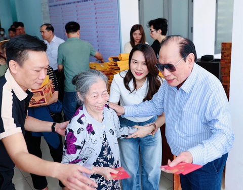 Mỹ Tâm tự tay gói bánh, làm mứt Tết, tự khẳng định một điều về bản thân- Ảnh 7. Trao quà Tết cho người dân khó khăn trở thành truyền thống ý nghĩa của các thành viên trong gia đình Mỹ Tâm. Trong ảnh: nữ ca sĩ cùng ba (bên phải) trao lì xì cho mọi người