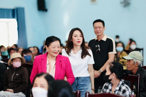 Mỹ Tâm tự tay gói bánh, làm mứt Tết, tự khẳng định một điều về bản thân- Ảnh 6. Mỹ Tâm cùng ba mẹ thực hiện các chương trình thiện nguyện tại quê nhà