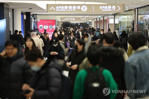 Người dân Hàn Quốc mang trái cây, nhân sâm về quê ăn Tết- Ảnh 3. Bến xe buýt tốc hành Gangnam đông nghẹt người sáng 8-2 - Ảnh: YONHAP