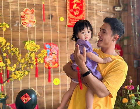 Nguyễn Quốc Trường Thịnh bên cô cháu gái từ nước ngoài về ăn tết Việt Nam cùng anh và gia đình - Ảnh: NVCC Nguyễn Quốc Trường Thịnh bên cô cháu gái từ nước ngoài về ăn tết Việt Nam cùng anh và gia đình - Ảnh: NVCC