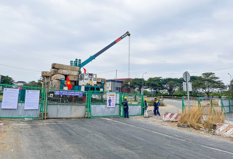 Chính thức rào chắn nút giao Nguyễn Văn Linh - Nguyễn Hữu Thọ- Ảnh 1. Nút giao Nguyễn Văn Linh - Nguyễn Hữu Thọ chính thức rào chắn để xây đốt hầm ngầm từ hôm nay - Ảnh: CHÂU TUẤN