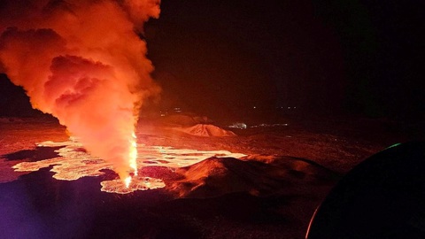 Núi lửa phun trào ở Iceland, dung nham cao tới 80m- Ảnh 1. Núi lửa phun dung nham và khói trên bán đảo Reykjanes, Iceland ngày 8-2 - Ảnh: REUTERS