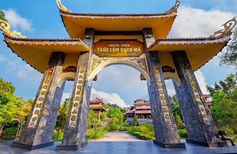 Tết về Bạch Mã, thưởng ngoạn hết miền 'đại ngàn ngựa trắng'- Ảnh 5. Khó có thể bỏ qua Thiền viện Trúc Lâm Bạch Mã, điểm tham quan mang đậm tính tâm linh.
