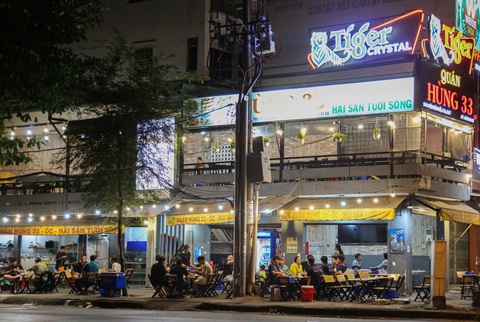 Hàng quán có tín hiệu khởi sắc nhờ những ‘Chuyến xe miễn phí’- Ảnh 1. Nghị định 100 của Chính phủ siết chặt, một số thực khách ngại có nồng độ cồn khi lái xe về nhà nên các hàng quán trở nên khá ảm đạm. Trong ảnh một quán vắng khách trên đường Trường Sa, quận Phú Nhuận cuối năm 2023