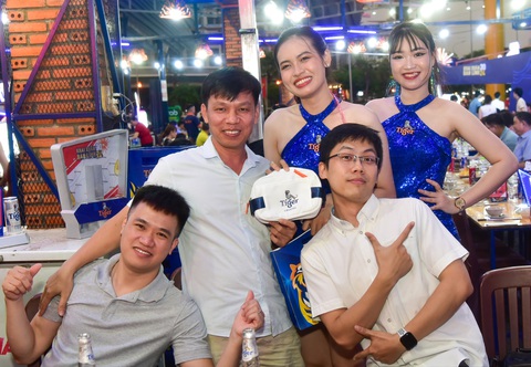 Hàng quán có tín hiệu khởi sắc nhờ những ‘Chuyến xe miễn phí’- Ảnh 5. Tiệc tất niên năm nay càng thêm ý nghĩa và phấn khởi với nhiều khách hàng khi chỉ một hành động nhỏ như đặt xe cũng góp phần thúc đẩy giá trị tích cực cho cộng đồng