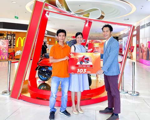 Chương trình tri ân khách hàng của Gigamall có tổng giá trị đến 409 triệu đồng- Ảnh 1. Khách hàng Phạm Thị Vân Hà nhận giải đặc biệt là xe Vespa Primavera Color do nhãn hàng Paggio tài trợ có giá trị lên đến 103 triệu đồng