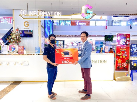 Chương trình tri ân khách hàng của Gigamall có tổng giá trị đến 409 triệu đồng- Ảnh 2. Khách hàng Vũ Thanh Tuyền là chủ nhân may mắn của giải nhất trị giá 100 triệu đồng là thẻ hội viên California Iconic Lux trong 12 tháng