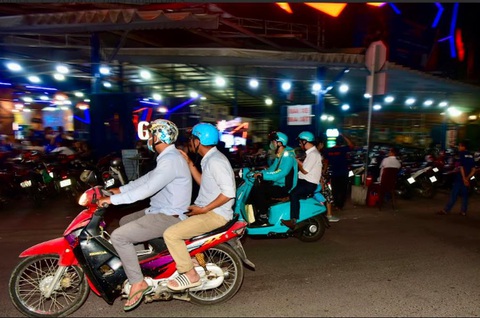 Khách tiếc khi Những chuyến xe Xanh SM miễn phí đưa người tiêu dùng về nhà an toàn trước và sau những bữa tiệc tất niên, đoàn tụ trong dịp Tết Nguyến đán - Ảnh: T.T.D.