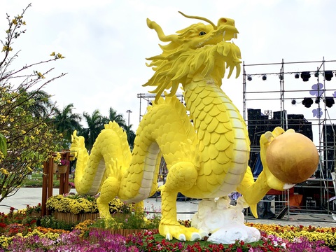 Công nhân canh giữ cặp rồng vàng Quảng Nam giữa rừng hoa Tết- Ảnh 2. Cận cảnh linh vật rồng vàng Quảng Nam - Ảnh: TRẦN HUỲNH