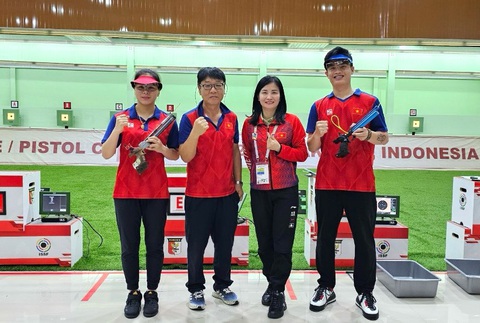 Trịnh Thu Vinh: Từ vận động viên điền kinh đến xạ thủ giành vé dự Olympic- Ảnh 4. Trịnh Thu Vinh (bìa trái) giành HCV giải bắn súng vô địch châu Á 2024 tại Indonesia - Ảnh: BSVN