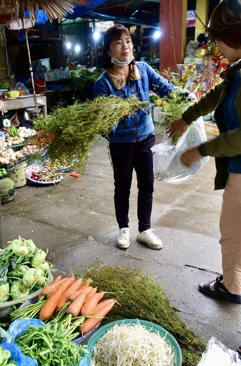 Mua lá mùi già để tắm vào ngày 30 Tết và rửa mặt vào sáng mùng một Tết là một tục lệ phổ biến, cũng là nét đẹp văn hóa. Tục lệ này mang ý nghĩa tinh thần, là cách tẩy trần, gột rửa, xua tan những chuyện không vui của năm cũ. - Ảnh: T.T.D. Mua lá mùi già để tắm vào ngày 30 Tết và rửa mặt vào sáng mùng 1 Tết là một tục lệ phổ biến, cũng là nét đẹp văn hóa. Tục lệ này mang ý nghĩa tinh thần, là cách tẩy trần, gột rửa, xua tan những chuyện không vui của năm cũ - Ảnh: T.T.D.