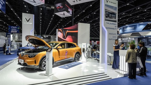 VinFast sắp vào Thái Lan?- Ảnh 1. VinFast trưng bày xe tại triển lãm Future Energy Asia Exhibition 2023 diễn ra ở Queen Sirikit National Convention Center, Thái Lan - Ảnh: CNBC
