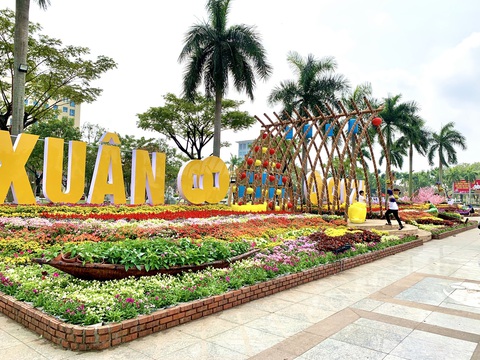 Công nhân canh giữ cặp rồng vàng Quảng Nam giữa rừng hoa Tết- Ảnh 8. Quảng trường 24-3 thành phố Tam Kỳ, Quảng Nam sẽ là điểm check-in lý tưởng cho người dân dịp Tết Giáp Thìn - Ảnh: TRẦN HUỲNH