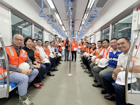 Tàu metro số 1 chạy thử nghiệm liên tục trong dịp Tết Nguyên đán 2024- Ảnh 2. Sáng 8-2, các lãnh đạo Ban Quản lý đường sắt đô thị, lãnh đạo Công ty Hurc1 đã đến chúc Tết các kỹ sư, công nhân lao động trên công trường trong dịp Tết - Ảnh: Ban Quản lý đường sắt đô thị TP.HCM