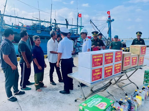 Cán bộ, chiến sĩ đảo Trường Sa tặng quà cho ngư dân vào tránh gió mùa- Ảnh 1. Lãnh đạo, chỉ huy đảo Trường Sa, Đồn biên phòng 394, Âu tàu 129 tặng quà cho ngư dân - Ảnh: HOÀNG THẢO