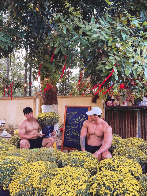 Dân mạng 'lo sốt vó' cúc mâm xôi của trai đẹp 6 múi... hết hàng- Ảnh 1. Anh Quốc Trung (bên trái) và Phi Hùng