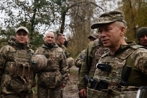Tướng Oleksandr Syrsky trò chuyện cùng các binh sĩ tại một địa điểm ở Ukraine vào tháng 10-2022 - Ảnh: AFP Tướng Oleksandr Syrsky trò chuyện cùng các binh sĩ tại một địa điểm ở Ukraine vào tháng 10-2022 - Ảnh: AFP