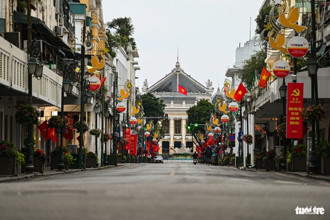 Hà Nội yên bình sáng 30 Tết- Ảnh 7. Các con phố thưa vắng người qua lại dù đã 8h sáng - Ảnh: HỒNG QUANG