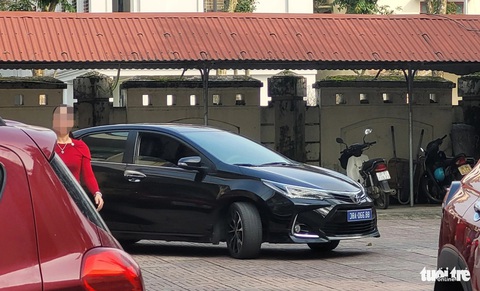 Vì sao phóng viên tìm hiểu xe biển xanh lắp đèn, còi ưu tiên đón người thân ở sân bay bị xử phạt?- Ảnh 4. Xe biển xanh của Hội Liên hiệp phụ nữ tỉnh Hà Tĩnh đã được tháo đèn ưu tiên - Ảnh: Bạn đọc cung cấp