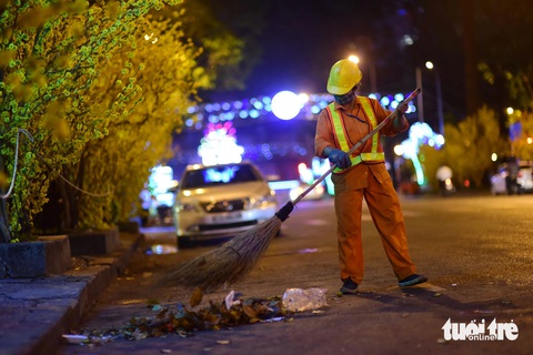 Bớt Người công nhân môi trường mong muốn được về nhà sớm hơn vào đêm giao thừa. Ý thức người dân khi tham gia lễ hội, bớt xả rác sẽ biến điều này thành hiện thực - Ảnh: QUANG ĐỊNH