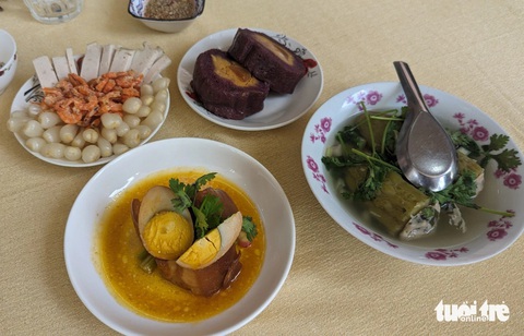 Người Nam bộ ăn Tết khó thể thiếu thịt kho hột vịt, củ kiệu, bánh tét, canh khổ qua... - Ảnh: LINH ĐOAN Người Nam Bộ ăn Tết khó thể thiếu thịt kho hột vịt, củ kiệu, bánh tét, canh khổ qua... - Ảnh: LINH ĐOAN