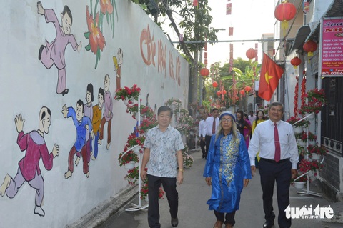 Phố 'Ông Đồ' điểm du xuân lý tưởng, tái hiện Tết xưa ở miền Tây- Ảnh 1. Họa sĩ Hoàng Anh cùng nhiều lãnh đạo của tỉnh Tiền Giang tham quan phố Ông Đồ - Ảnh: HOÀI THƯƠNG