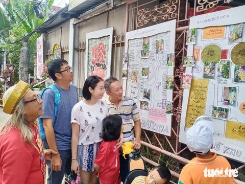 Phố 'Ông Đồ' điểm du xuân lý tưởng, tái hiện Tết xưa ở miền Tây- Ảnh 4. Nhiều du khách thích thú khi đến phố Ông Đồ để tham quan, chụp ảnh - Ảnh: HOÀI THƯƠNG