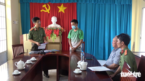 Đăng tin sai sự thật xúc phạm cảnh sát giao thông, chủ tài khoản Facebook bị xử phạt 7,5 triệu đồng- Ảnh 1. Cơ quan công an triển khai quyết định xử phạt Lực - Ảnh: LÊ HOÀI