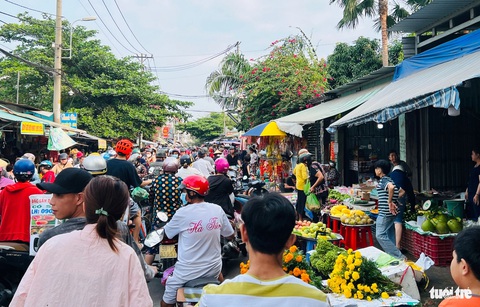 Chợ Tết ngoại thành 30 tháng chạp: Nhiều sạp xả hàng, chủ sạp cầm micro hát- Ảnh 3. Chợ Tết ngày cuối năm đông đúc người mua bán - Ảnh: YẾN TRINH