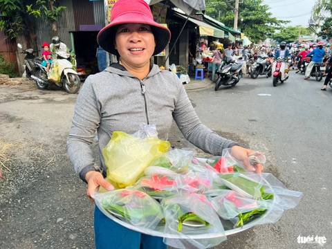 Chợ Tết ngoại thành 30 tháng chạp: Nhiều sạp xả hàng, chủ sạp cầm micro hát- Ảnh 5. Trầu cau giá 15.000 đồng/đĩa - Ảnh: YẾN TRINH