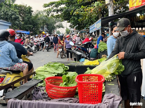 Chợ Tết ngoại thành 30 tháng chạp: Nhiều sạp xả hàng, chủ sạp cầm micro hát- Ảnh 8. Rau bán xe đẩy giá 5.000 đồng/bó - Ảnh: YẾN TRINH