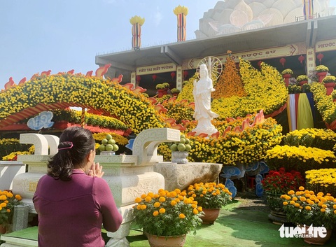Người dân đi lễ chùa đầu năm mới với trang phục lịch sự - Ảnh: HOÀI PHƯƠNG Người dân đi chùa lễ Phật đầu năm mới với trang phục lịch sự tại chùa Vạn Phước (huyện Bình Đại, tỉnh Bến Tre) - Ảnh: HOÀI PHƯƠNG