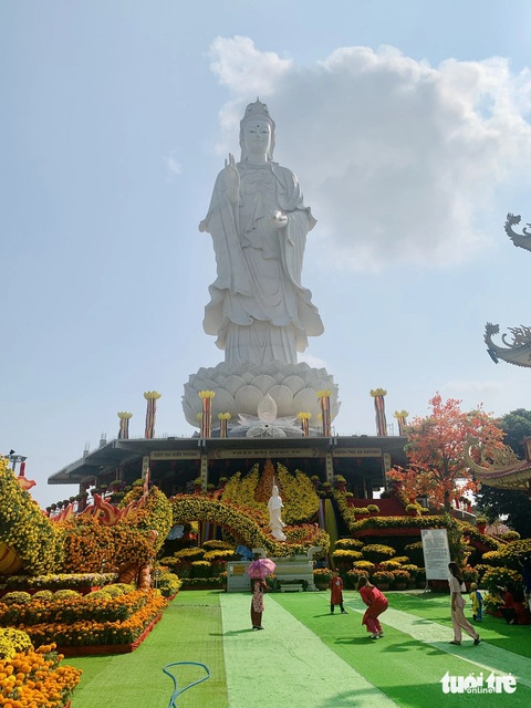 Nhiều người đến chùa cầu an và lưu lại những khoảnh khắc đầu xuân - Ảnh: HOÀI PHƯƠNG Nhiều người đến chùa cầu an và lưu lại những khoảnh khắc đầu xuân - Ảnh: HOÀI PHƯƠNG