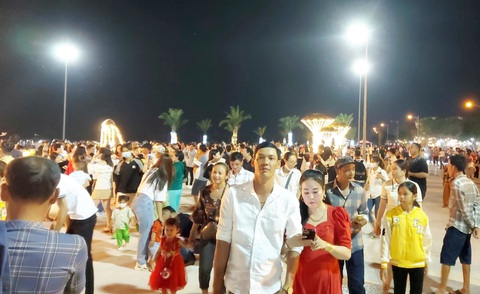 Xúng xính áo mới với đường hoa đêm giao thừa- Ảnh 10. Đông đúc người dân Kiên Giang và khách du lịch đi đón giao thừa - Ảnh: CHÍ CÔNG
