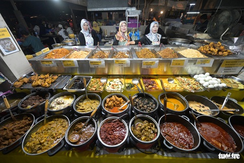 Brunei có gì hấp dẫn du khách Việt dịp Tết này?- Ảnh 13. Khu ẩm thực với vô số món ăn hấp dẫn du khách