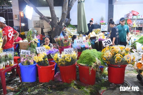 Chợ hoa TP.HCM giảm giá sập sàn mà vẫn không hết hàng- Ảnh 3. Giá hoa giảm sập sàn vẫn ít người mua - Ảnh: TỰ TRUNG