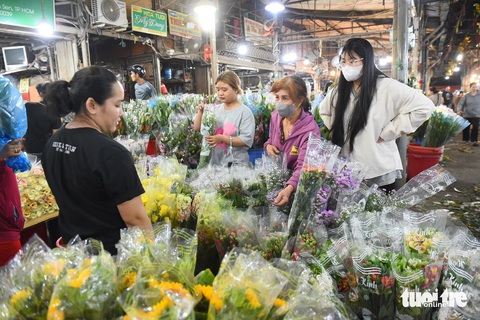 Chợ hoa TP.HCM giảm giá sập sàn mà vẫn không hết hàng- Ảnh 4. Hoa ly giảm giá hơn 50% - Ảnh: TỰ TRUNG