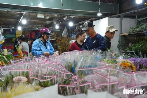 Chợ hoa TP.HCM giảm giá sập sàn mà vẫn không hết hàng- Ảnh 7. Sạp hàng hoa Đầm Sen bình thường những ngày cuối năm người mua hoa chen chân nhưng năm nay vắng hơn nhiều - Ảnh: TỰ TRUNG